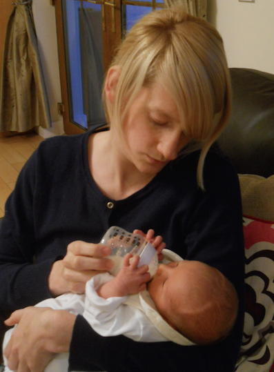Lindsay feeding newborn son, Reuben